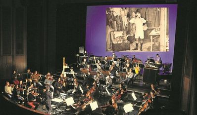 Das Philharmonische Orchester Bremerhaven spielt die Musik punktgenau.