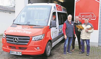 Gnarrenburg (eb). Beim Bürgerbus Gnarrenburg e.V. wurde vor kurzem ein neuer Fahrgastrekord aufgestellt. Der 6.000. Fahrgast Joachim Klaus wurde auf seiner Fahrt nach Gnarrenburg mit einem Blumenstrauß überrascht. Der Fahrdienstleiter Heiner Cordes und der zweite Vorsitzende Jürgen Huhmann überreichten damit ein kleines Dankeschön an den Bürgerbusnutzer. Joachim Klaus fährt regelmäßig drei bis vier Mal pro Woche mit dem Bürgerbus und freut sich über den freundlichen Service. „Dies ist eine schöne Bestätigung für alle ehrenamtlichen Fahrer und Unterstützer“, so Fahrdienstleiter Cordes.