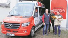 Gnarrenburg (eb). Beim Bürgerbus Gnarrenburg e.V. wurde vor kurzem ein neuer Fahrgastrekord aufgestellt. Der 6.000. Fahrgast Joachim Klaus wurde auf seiner Fahrt nach Gnarrenburg mit einem Blumenstrauß überrascht. Der Fahrdienstleiter Heiner Cordes und der zweite Vorsitzende Jürgen Huhmann überreichten damit ein kleines Dankeschön an den Bürgerbusnutzer. Joachim Klaus fährt regelmäßig drei bis vier Mal pro Woche mit dem Bürgerbus und freut sich über den freundlichen Service. „Dies ist eine schöne Bestätigung für alle ehrenamtlichen Fahrer und Unterstützer“, so Fahrdienstleiter Cordes.