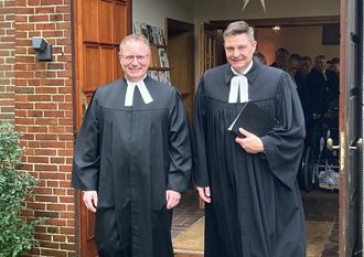 Jan-Peter Graap (links) freut sich auf die kommenden Aufgaben. Gesegnet wurde er dafür von Carsten Stock (rechts).