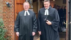 Jan-Peter Graap (links) freut sich auf die kommenden Aufgaben. Gesegnet wurde er dafür von Carsten Stock (rechts).