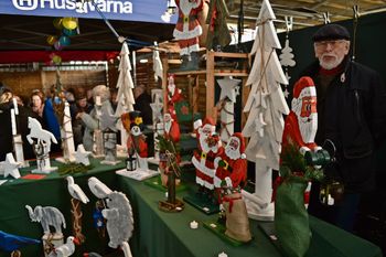 Auch weihnachtliche Dekoartikel werden auf dem Hobbykünstlermarkt angeboten.