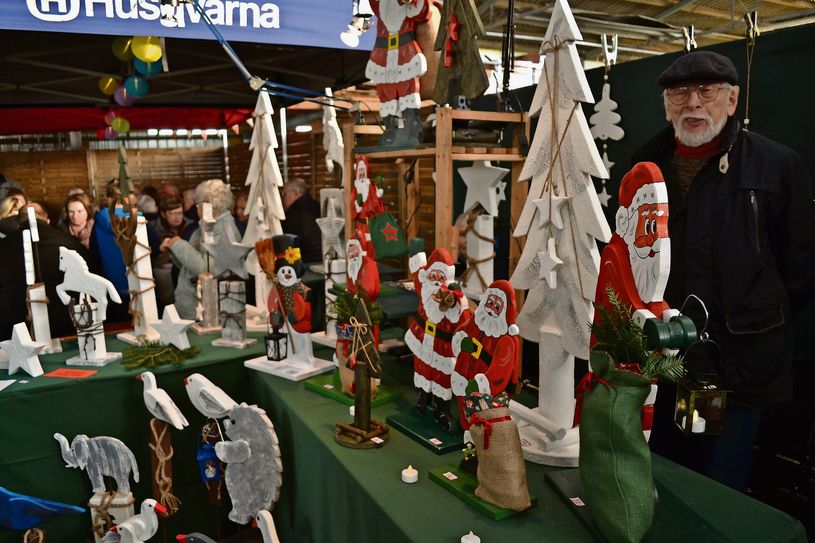 Auch weihnachtliche Dekoartikel werden auf dem Hobbykünstlermarkt angeboten.