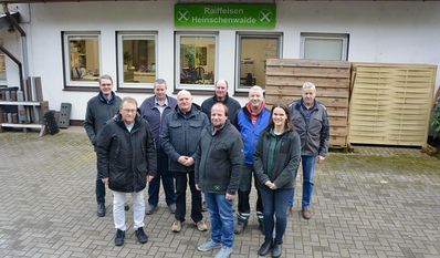 Mitarbeiter Jens Meyer steht den Kunden bei Fragen mit Rat und tat zur Seite.