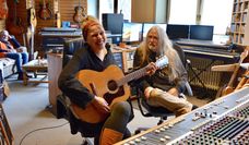Detlef Wiedeke mit der Bremervörder Musikerin Mia Ohlsen in seinem Studio bei Elm.