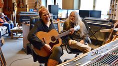 Detlef Wiedeke mit der Bremervörder Musikerin Mia Ohlsen in seinem Studio bei Elm.