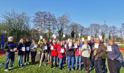 Die Mitglieder mit ihren Sportabzeichen.