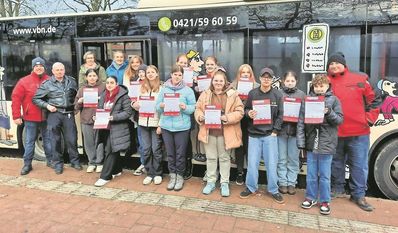 Stolz halten die Jugendlichen ihre neuen Ausweise in ihren Händen.