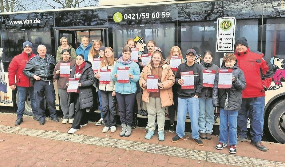Stolz halten die Jugendlichen ihre neuen Ausweise in ihren Händen.