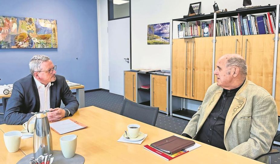 Landrat bernd Lütjen (links) zeigt sich beeindruckt von dem Engagement von Wolfgang Eichinger.