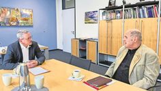 Landrat bernd Lütjen (links) zeigt sich beeindruckt von dem Engagement von Wolfgang Eichinger.