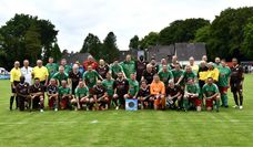 Die Traditionsmannschaften vor dem Spiel mit dem BSC-Vorsitzendem Udo Engelke (stehend 2.v.l.) und dem Präsent des Ortsrates (Bildmitte, blau).