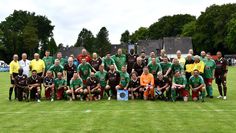 Die Traditionsmannschaften vor dem Spiel mit dem BSC-Vorsitzendem Udo Engelke (stehend 2.v.l.) und dem Präsent des Ortsrates (Bildmitte, blau).