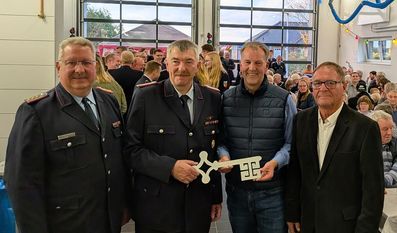 (v. l.) Gemeindebrandmeister Ralf Meyer, Ortsbrandmeister Stefan Adrian, Bürgermeister Guido Dieckmann und Ortsvorsteher Herbert Lührs bei der symbolischen Schlüsselübergabe.
