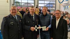 (v. l.) Gemeindebrandmeister Ralf Meyer, Ortsbrandmeister Stefan Adrian, Bürgermeister Guido Dieckmann und Ortsvorsteher Herbert Lührs bei der symbolischen Schlüsselübergabe.