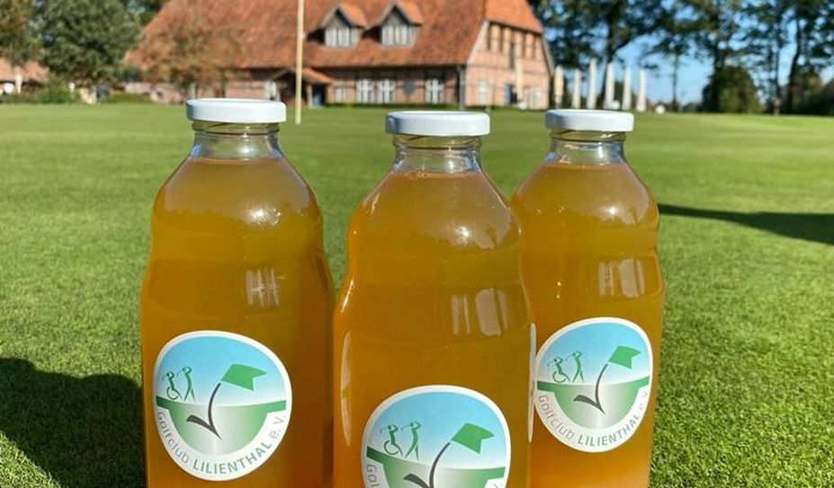 Der Golfclub Lilienthal konnte kürzlich seinen Mitglieder leckeren Apfelsaft zum Kauf anbieten. Foto: eb