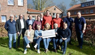 Sascha Ringe (stehend, zweiter von links) freute sich, dass fast alle Empfänger:innen von Zuwendungen persönlich ihr Geld am Mehrgenerationenhaus entgegen nehmen konnten.