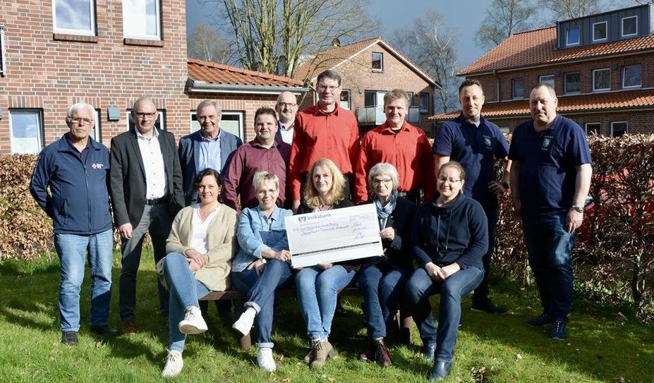 Sascha Ringe (stehend, zweiter von links) freute sich, dass fast alle Empfänger:innen von Zuwendungen persönlich ihr Geld am Mehrgenerationenhaus entgegen nehmen konnten.