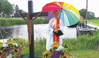 Antje Freye spannte im Anschluss an den Gottesdienst einen bunten Schirm als Zeichen der Hoffnung und der Freude auf.