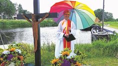 Antje Freye spannte im Anschluss an den Gottesdienst einen bunten Schirm als Zeichen der Hoffnung und der Freude auf.