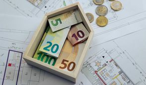 Die eigenen vier Wände gehen massiv ins Geld. Wer Wohneigentum besitzt, profitiert davon besonders im Rentenalter, wenn das verfügbare Einkommen sinkt.