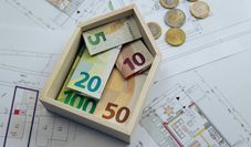 Die eigenen vier Wände gehen massiv ins Geld. Wer Wohneigentum besitzt, profitiert davon besonders im Rentenalter, wenn das verfügbare Einkommen sinkt.