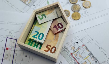 Die eigenen vier Wände gehen massiv ins Geld. Wer Wohneigentum besitzt, profitiert davon besonders im Rentenalter, wenn das verfügbare Einkommen sinkt.