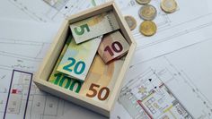 Die eigenen vier Wände gehen massiv ins Geld. Wer Wohneigentum besitzt, profitiert davon besonders im Rentenalter, wenn das verfügbare Einkommen sinkt.