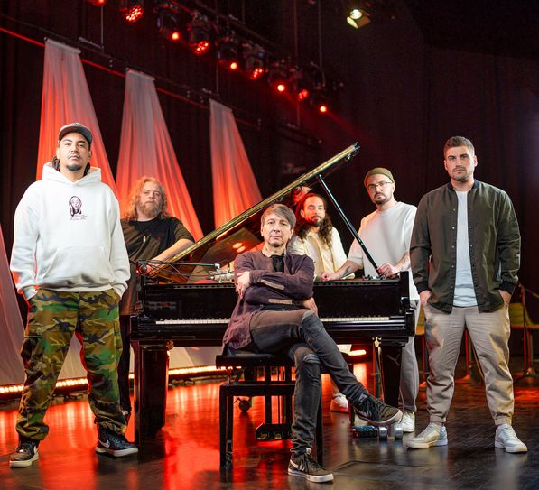 Foto der Band "Söhne Mannheims", aufgenommen an einem Konzertflügel