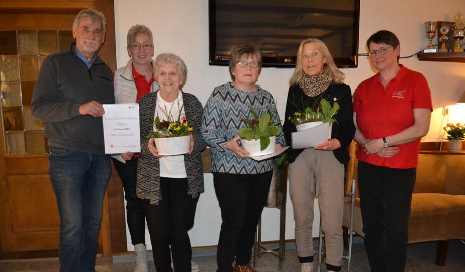 Petra Baack und Eleonore Häusler freuen sich zusammen mit Jürgen Wirr über die Ehrungen im DRK Ortsverein Hollen.