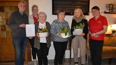 Petra Baack und Eleonore Häusler freuen sich zusammen mit Jürgen Wirr über die Ehrungen im DRK Ortsverein Hollen.