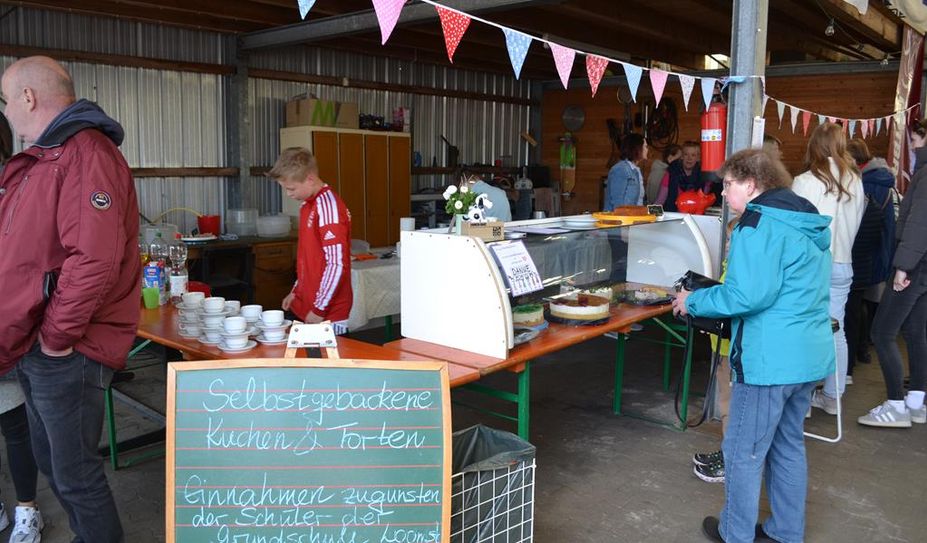 Der Schulförderverein hat wieder zahlreiche Kuchen, Torten und Waffeln im Angebot.