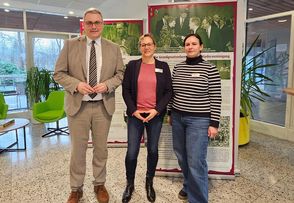 Wollen mit der Ausstellung aufklären: Landrat Marco Prietz, Gleichstellungsbeauftragte Katja Weße und die stellvertretende Gleichstellungsbeauftragte Laura Meyer.