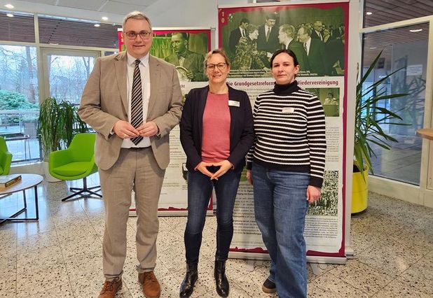 Wollen mit der Ausstellung aufklären: Landrat Marco Prietz, Gleichstellungsbeauftragte Katja Weße und die stellvertretende Gleichstellungsbeauftragte Laura Meyer.