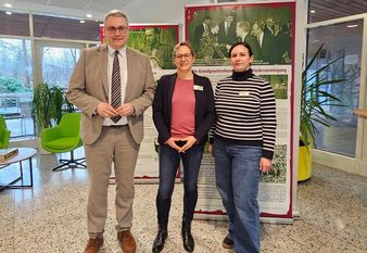 Wollen mit der Ausstellung aufklären: Landrat Marco Prietz, Gleichstellungsbeauftragte Katja Weße und die stellvertretende Gleichstellungsbeauftragte Laura Meyer.