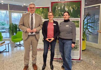 Wollen mit der Ausstellung aufklären: Landrat Marco Prietz, Gleichstellungsbeauftragte Katja Weße und die stellvertretende Gleichstellungsbeauftragte Laura Meyer.