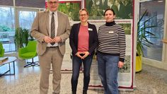 Wollen mit der Ausstellung aufklären: Landrat Marco Prietz, Gleichstellungsbeauftragte Katja Weße und die stellvertretende Gleichstellungsbeauftragte Laura Meyer.