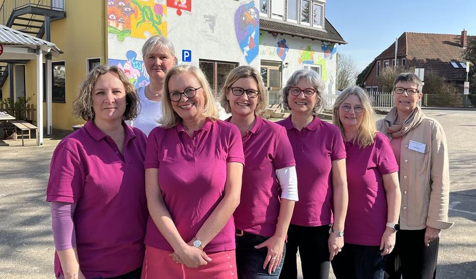 Die Osterholzer „Trauersterne“ mit ihren Unterstützerinnen Frauke Schünemann (2. v. l.) und Anka Cordes (r.).