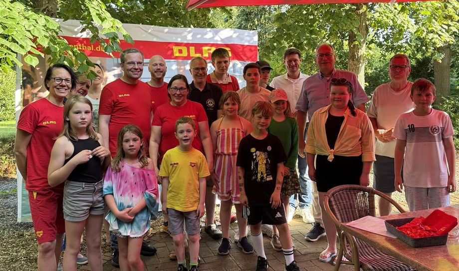 Die DLRG-Mitglieder freuen sich, dass so viele Kinder und Jugendliche ein neuen Schwimmabzeichen machen wollten.