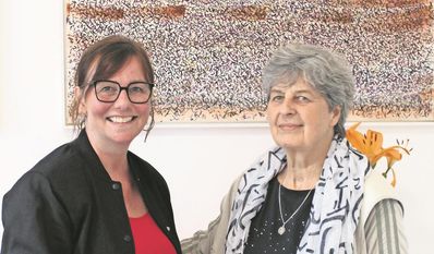 Projektleiterin Anja Schlesselmann-Jansen mit der Künstlerin Elfi Wiese.