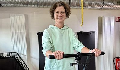 Studioleitung Viktoria  Domschke heizt den Kunden in der Sauna ein.