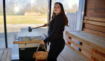 Studioleitung Viktoria  Domschke heizt den Kunden in der Sauna ein.