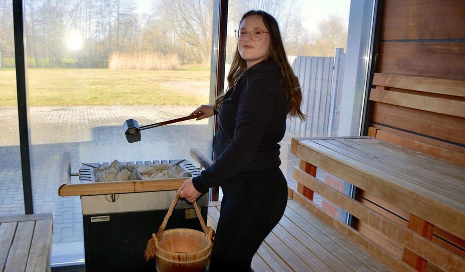 Studioleitung Viktoria  Domschke heizt den Kunden in der Sauna ein.