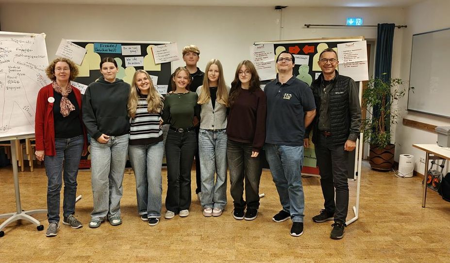 Die jungen Menschen freuen sich auf ihre kommenden Aufgaben als Jugendleiterinnen und Jugendleiter.