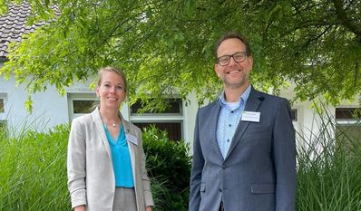 Krankenhausleiterin Doris Sonström mit Sönke Caspers.