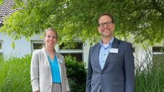 Krankenhausleiterin Doris Sonström mit Sönke Caspers.