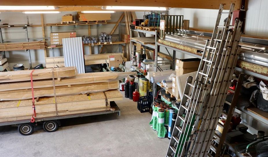 Die große Lagerhalle bietet ausreichend Platz für alle notwendigen Gerätschaften.