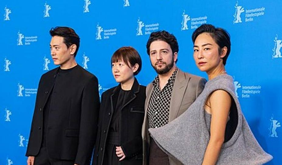 Regisseurin und Drehbuchautorin Celine Song (2. v. li.) mit dem Cast ihres Films „Past Lives“.