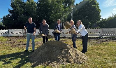 Die Verantwortlichen freuen sich, dass das Bauprojekt endlich beginnt.