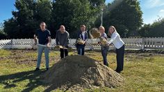 Die Verantwortlichen freuen sich, dass das Bauprojekt endlich beginnt.